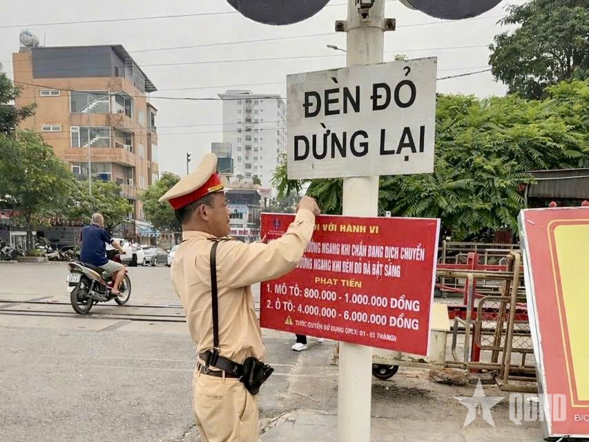 Hà Nội: Gắn biển tuyên truyền mức xử phạt vi phạm tại các đường ngang